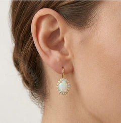 Ovale Halo-Ohrringe mit weißem Opal