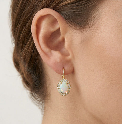 Boucles d’oreilles halo en or avec opale blanche ovale