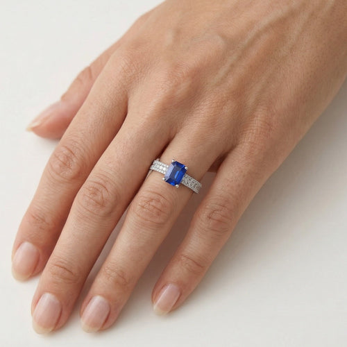 Bague élégante pour femme avec diamants et saphir bleu