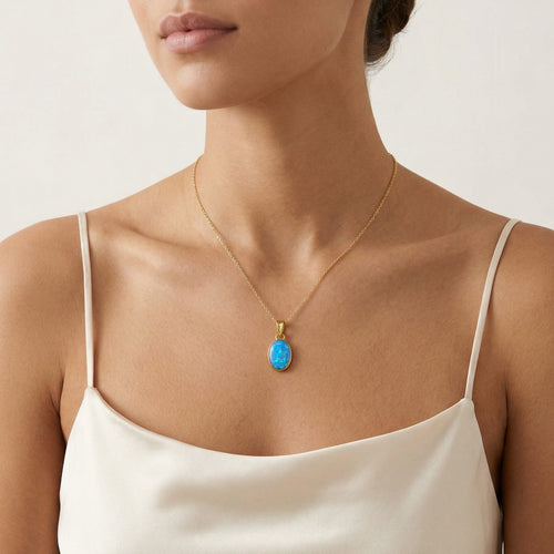 Jednoduchý zlatý přívěsek s modrým opálem