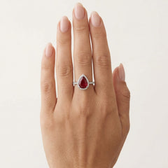 Anillo de plata de ley con rubí en forma de pera y zirconia redonda