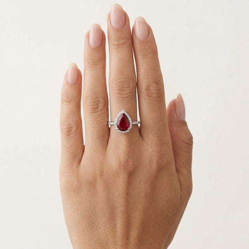 Anillo de plata de ley con rubí en forma de pera y zirconia redonda
