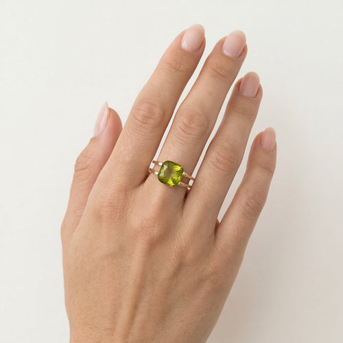 Anillo de mujer de oro con moldavita talla cojín