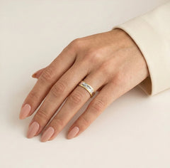 Dvoubarevný zlatý snubní prsten se speciálním brusem