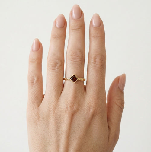 Anillo simple de oro amarillo con granate solitario