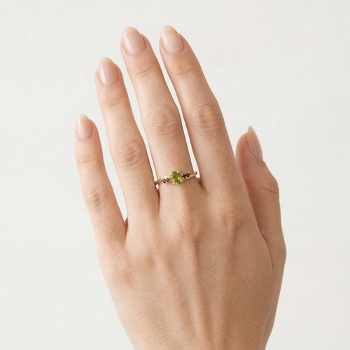 Verzaubernder Moldavit- und Granat-Goldring