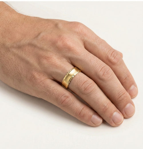 Yellow gold wedding ring with details