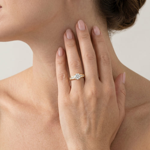Zásnubní prsten se kulatým diamantem a postranními diamanty