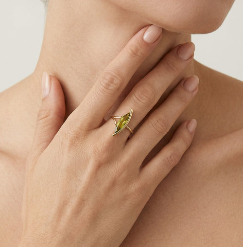 Elegantní prsten s vltavínem ve tvaru markýzy