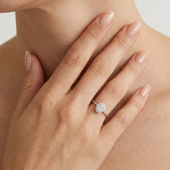 Bague en or blanc avec zircon cubique taille ovale