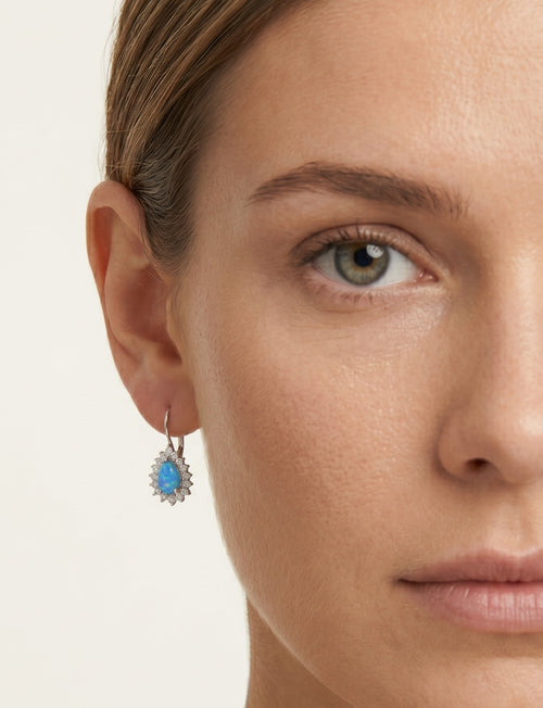 Pendientes halo de ópalo azul en corte pera de plata esterlina