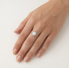 Anillo de plata esterlina con ópalo blanco
