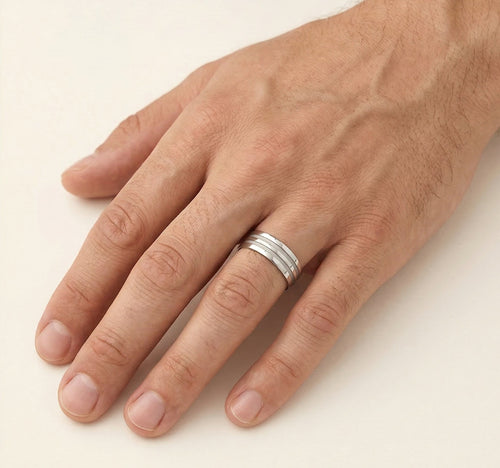 Stylový gravírovaný snubní prsten z bílého zlata