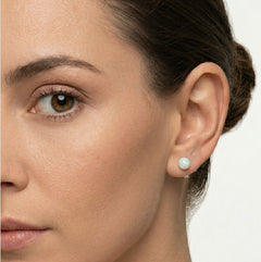 Boucles d'oreilles puces en opale blanche en or