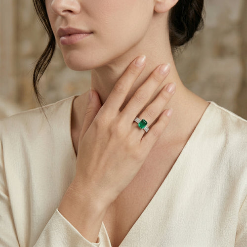 Stunning 18kt gold emerald and diamond ring