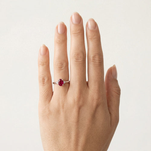 Bague classique pour femmes en or blanc avec diamant et rubis