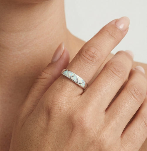 Bague en argent sterling avec design triangulaire en opale blanche