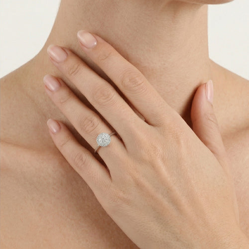 Anillo de compromiso con diamante redondo atemporal en oro blanco