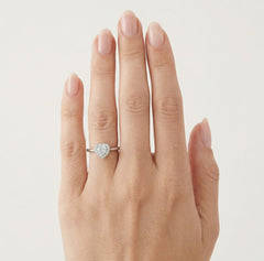 Anillo con halo en forma de corazón, plata y circonita cúbica