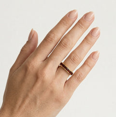 Anillo de oro amarillo con granates y estilo