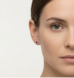 Boucles d'oreilles clous avec halo en serti et quartz rouge.