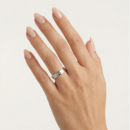 Anillo de boda de oro blanco con detalle de línea tallada