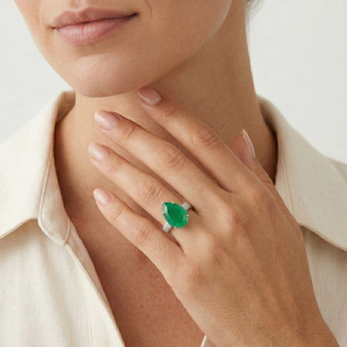 Ring aus Sterlingsilber mit tropfenförmigem Smaragd