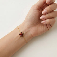 Pulsera cadena elegante de granate con diseño de flor