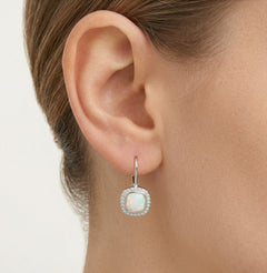 Čtvercové náušnice s bílým opálem