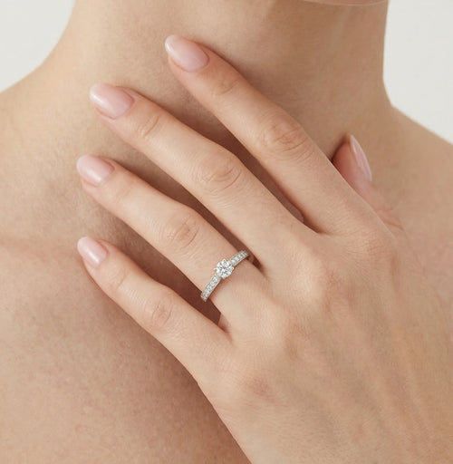 Elegantní prsten z bílého zlata s diamanty