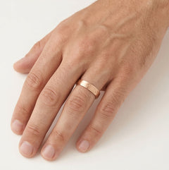 Snubní prsten z růžového zlata se symboly