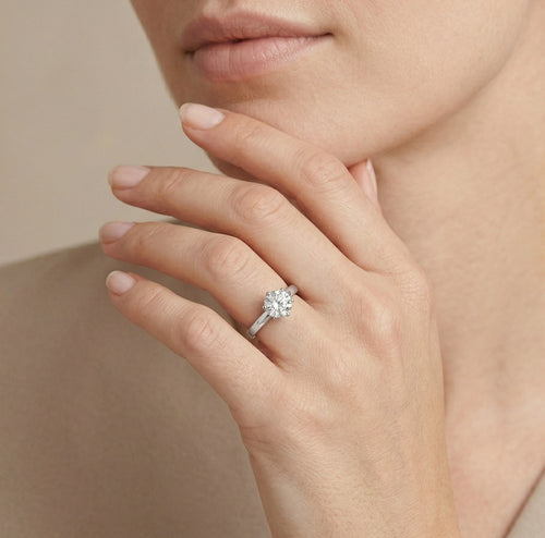 Klassischer Ring aus Weißgold mit Zirkonia