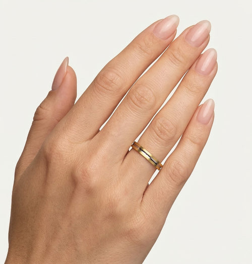 Alianza de boda de oro amarillo con acentos blancos