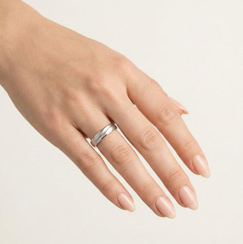 Anillos de boda de oro blanco mate con línea única