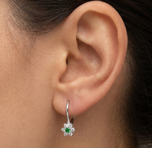 Boucles d'oreilles en or blanc avec émeraudes en forme de fleur et scintillements de zirconium