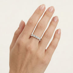 Anillo de plata con cinco circonitas cúbicas