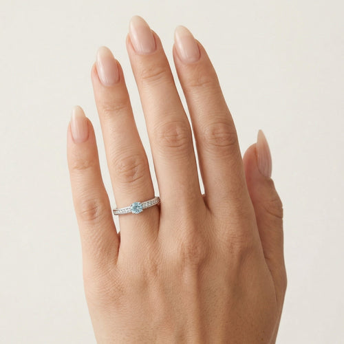 Bague élégante en or blanc avec diamant et topaze bleue