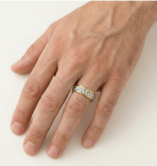 Anillo de boda elegante en oro amarillo y blanco.