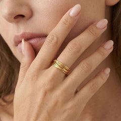 Anillo de oro amarillo retorcido en forma de cruz