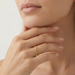 Anillo de oro con corazón encantador