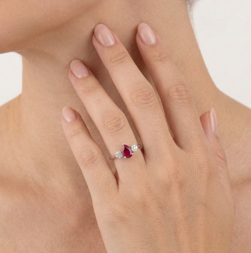 Prsten z bílého zlata s rubínem ve tvaru kapky a diamanty