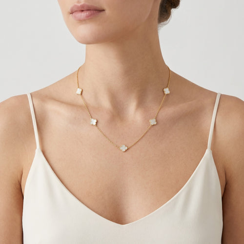 Elegantní náhrdelník ve tvaru zlatého čtyřlístku