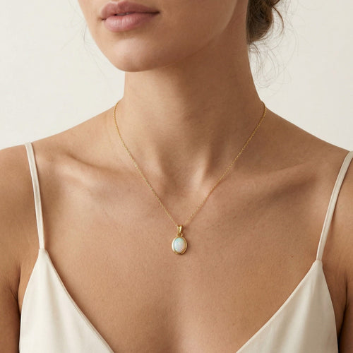 Colgante clásico de ópalo blanco