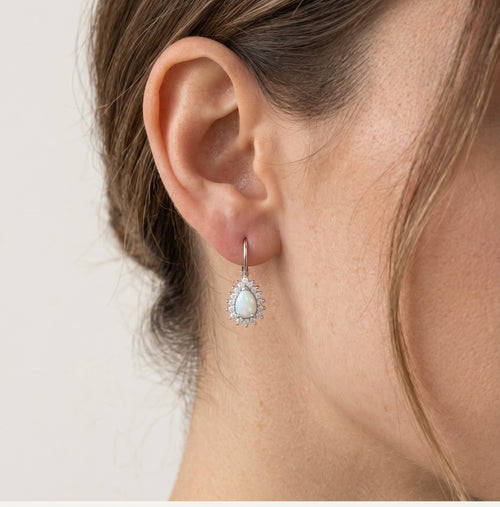 Pendientes de halo en plata esterlina con ópalo blanco en corte pera