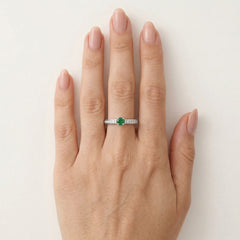 Elegant white gold ring with diamond and emerald
