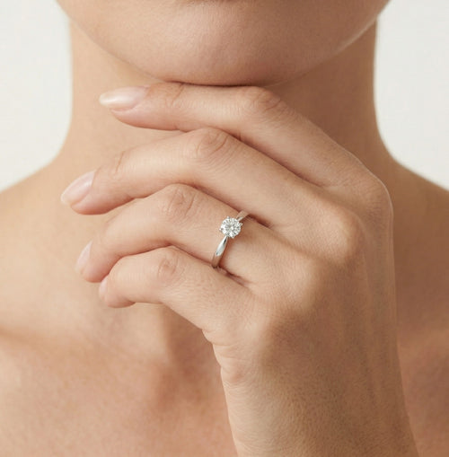Anillo elegante de plata con engaste de cuatro garras