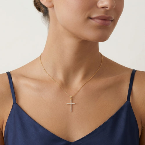 Gelbgoldenes Kreuz-Anhänger mit Cubic-Zirkonia.