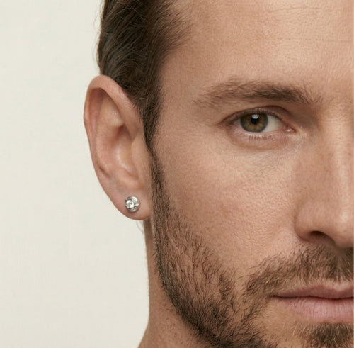 Boucles d’oreilles puces en or blanc avec diamants scintillants