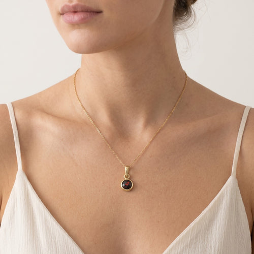 Pendentif simple en or jaune avec grenat solitaire