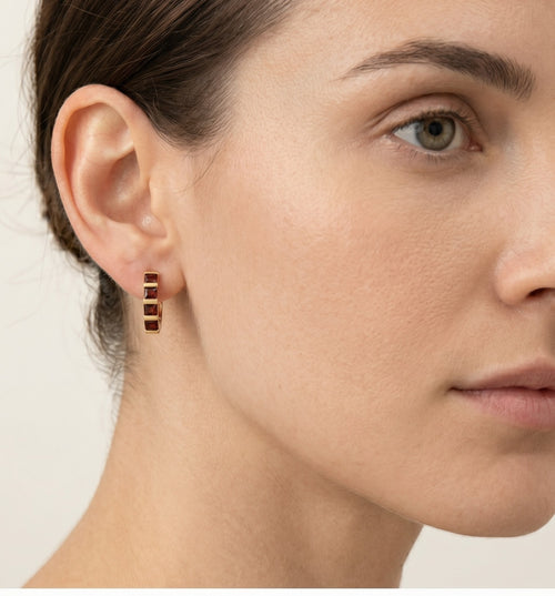 Pendientes colgantes de oro con granate talla princesa cuadrada.